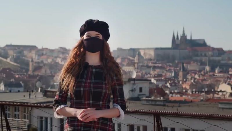 České video o účinnosti roušek vzdělává svět